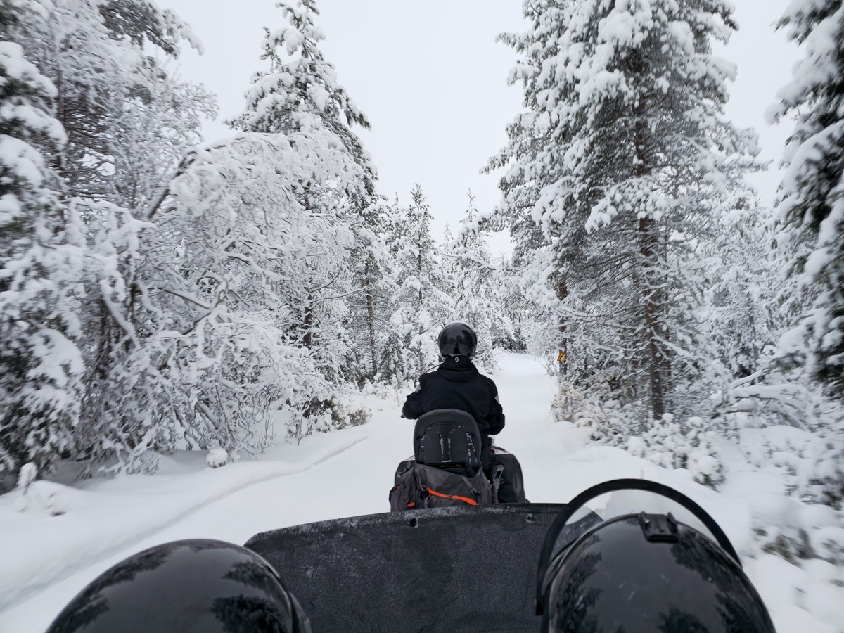 sneeuwscooter in ruka